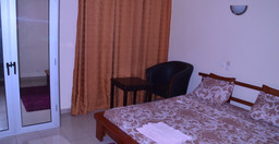 easy-hotel-1.jpg 1