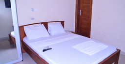 easy-hotel-2.jpg 2