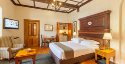hotel-courtyard-1.jpg 1