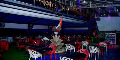 Red Bar - Photo 1