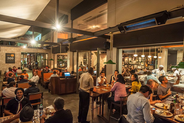 360 degrees artisan pizza 2.jpg