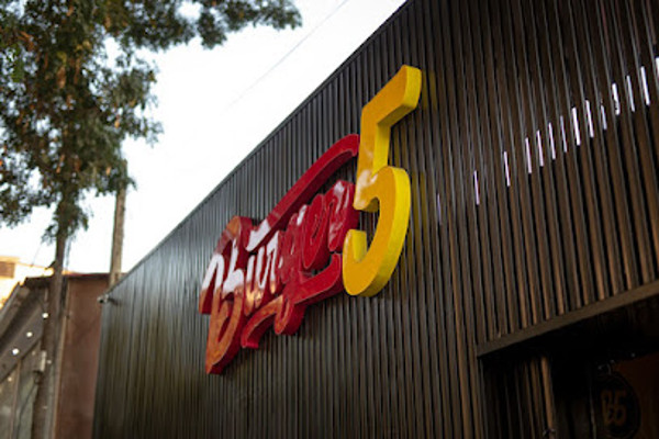 burger five vila alice.jpg