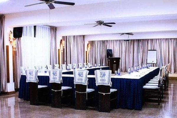 eastland_hotel-qqW40.jpg