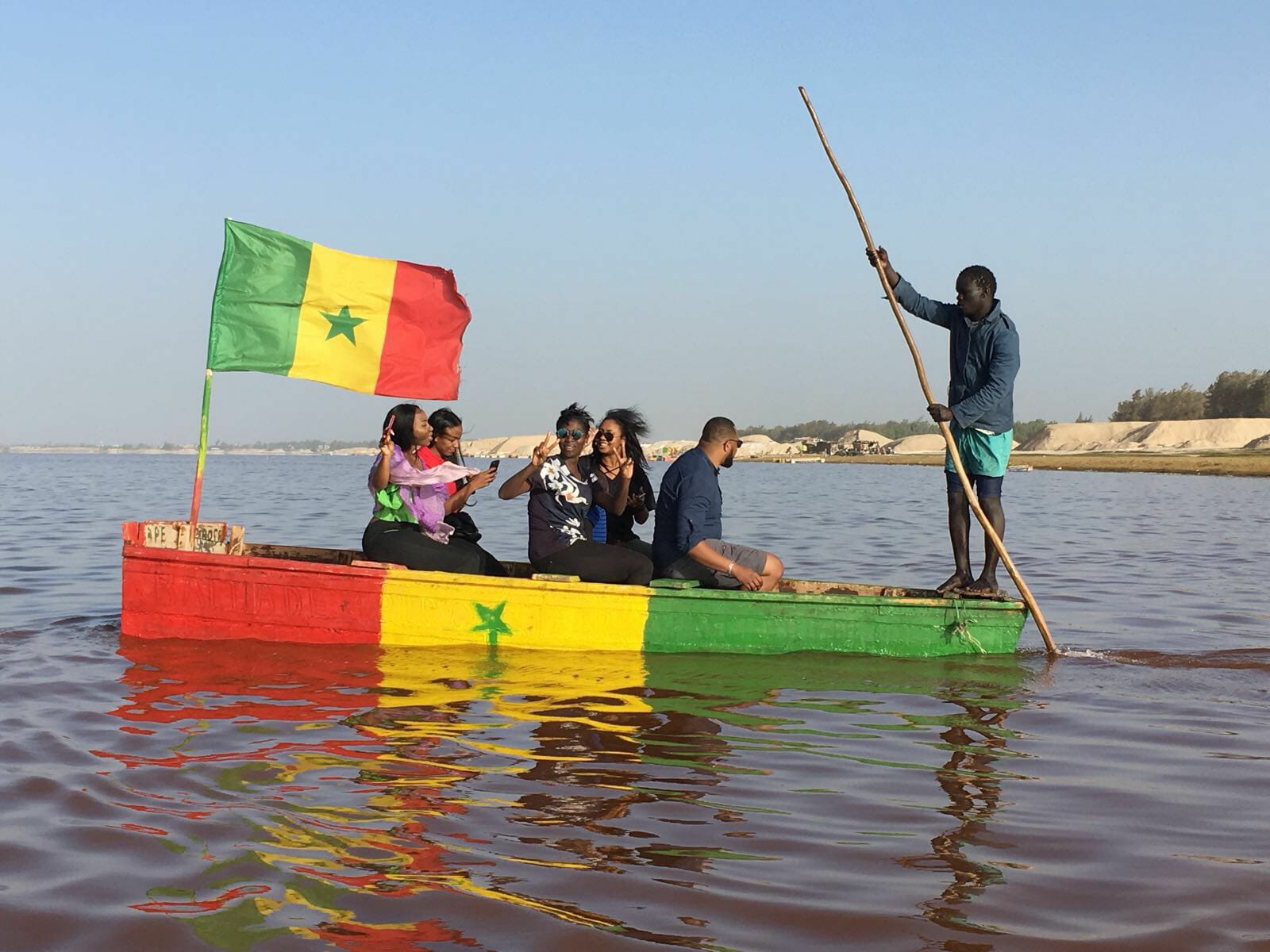Pirogue traditionnelle sur le lac