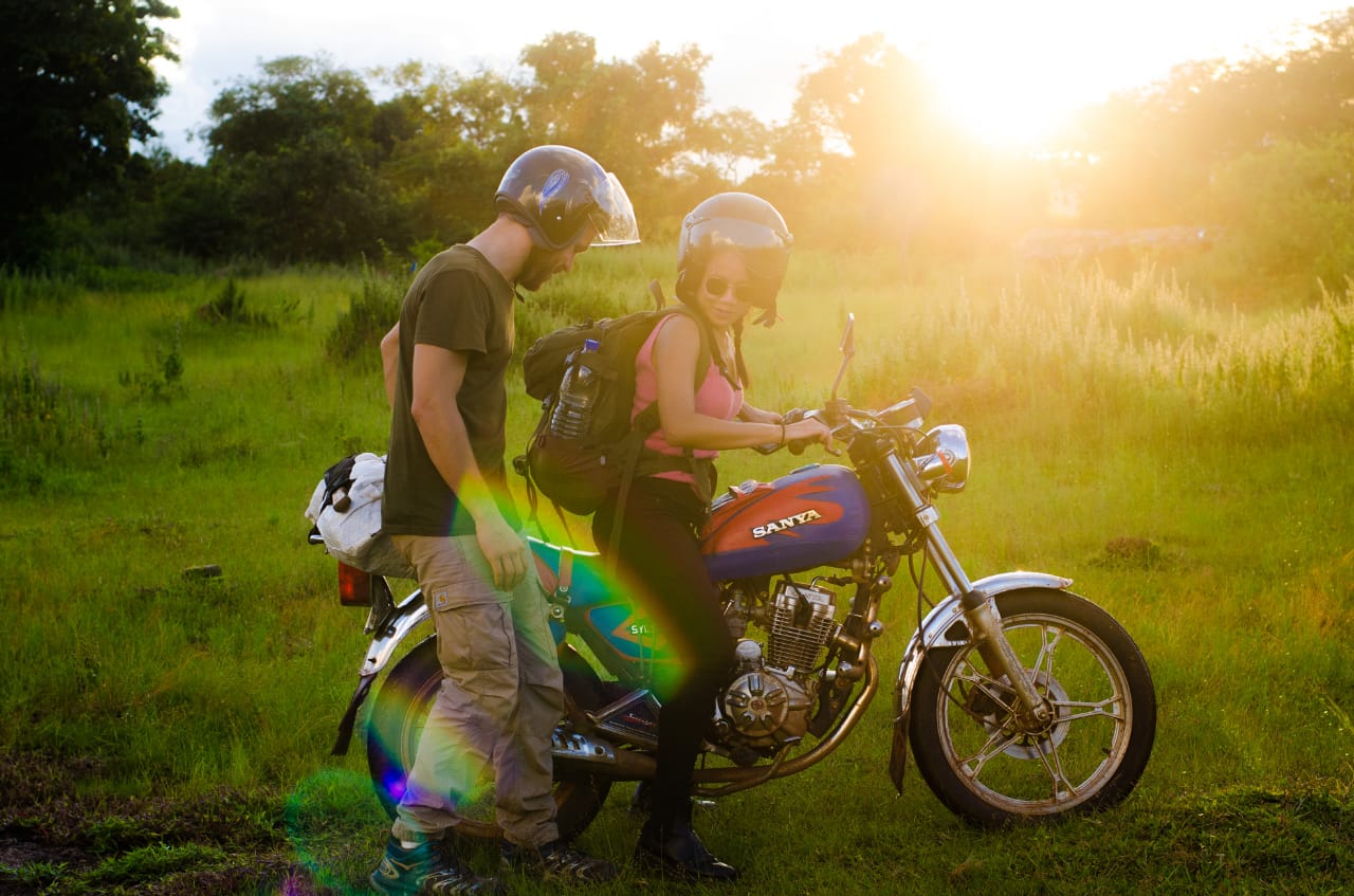 tour en brousse moto upyVo52sVE.jpeg